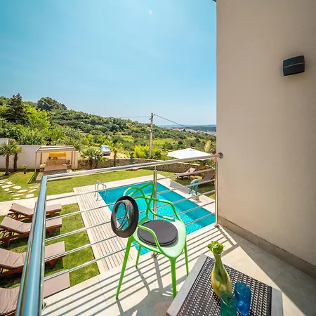 Joy 4ever Penzion Banjol